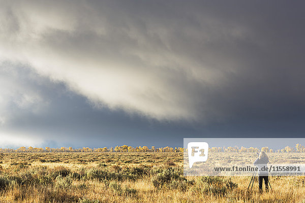 USA  Wyoming  Rocky Mountains  Grand Teton National Park  Frau beim Fotografieren der Landschaft