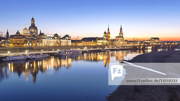 Deutschland  Sachsen  Dresden  Altstadt und Elbe in der Abenddämmerung