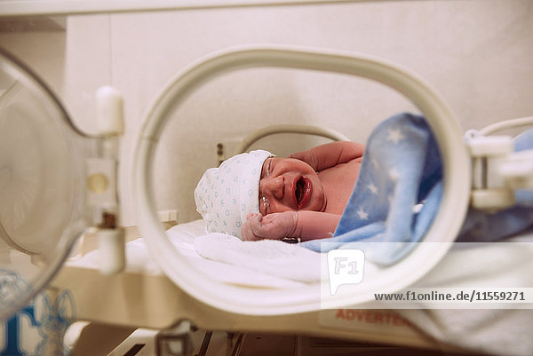 Weinendes Neugeborenes im Inkubator