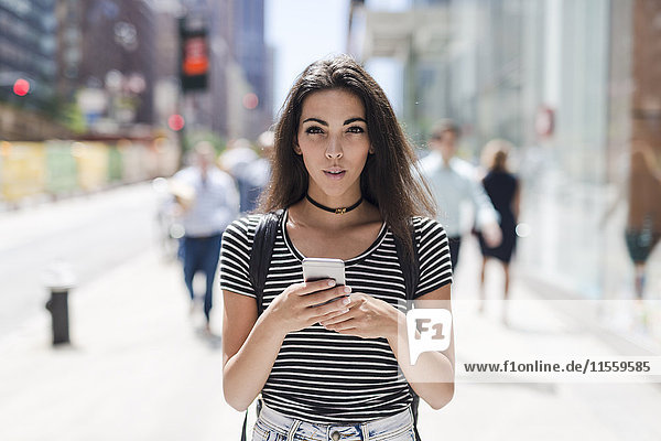 USA  New York City  junge Frau mit Handy in Manhattan