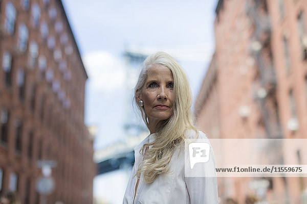 USA  Brooklyn  Dumbo  Porträt einer reifen Frau in weißer Hemdbluse