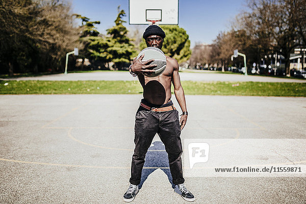 Porträt eines nackten Basketballspielers auf dem Platz