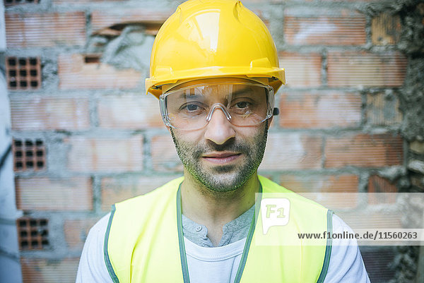 Porträt eines selbstbewussten Bauarbeiters