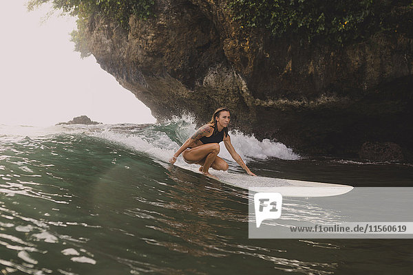 Indonesien  Java  Frau beim Surfen