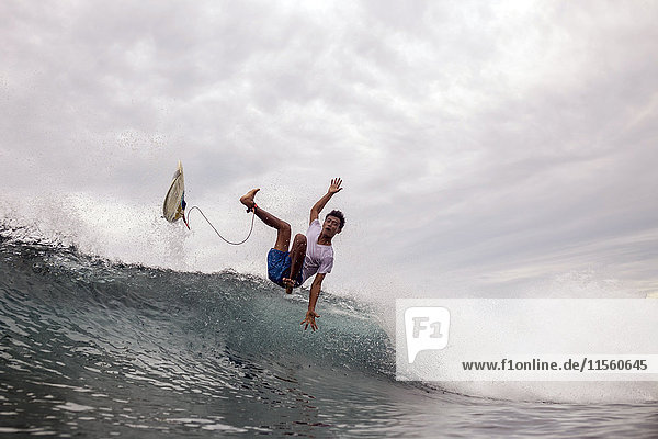 Indonesien,  Java,  Mann surfen