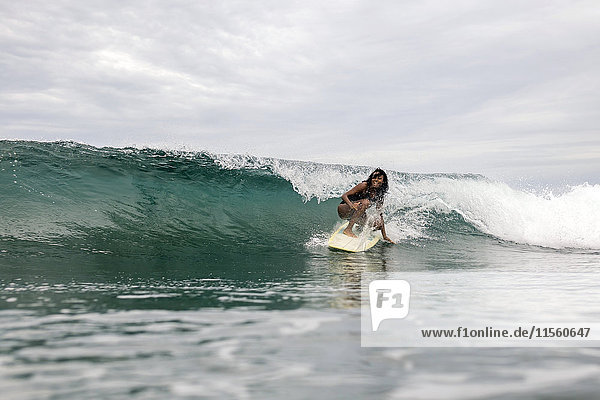 Indonesien  Java  Frau beim Surfen