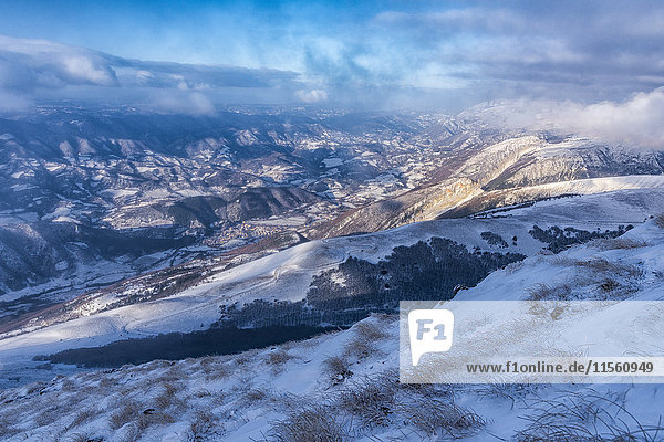 Italien  Marken  Apenninen  Berglandschaft im Winter