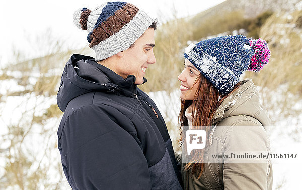 Verliebtes Paar im Schnee stehend