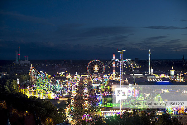 Deutschland  München  Blick auf das Oktoberfest bei Nacht