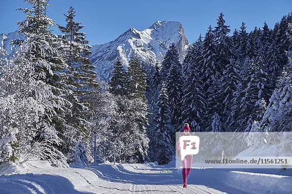Österreich  Tirol  Karwendel  Riss-Tal  Frauenjogging im Winterwald