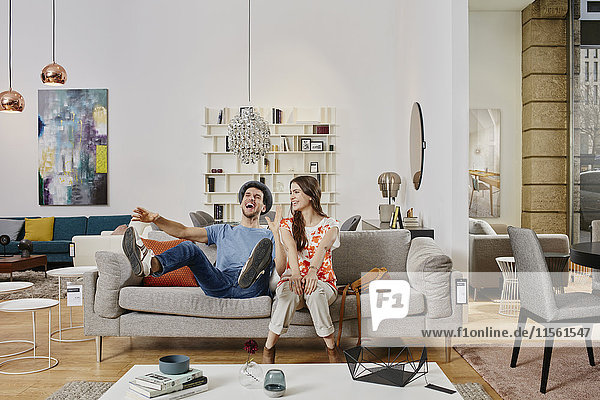 Paar im modernen Möbelhaus Testliege  glücklich sein