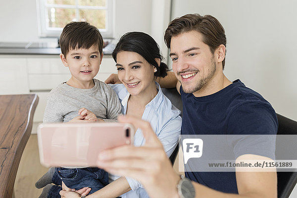 Glückliche Familie mit einem Selfie zu Hause