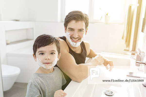 Portrait von Vater und Sohn mit Rasierschaum im Gesicht