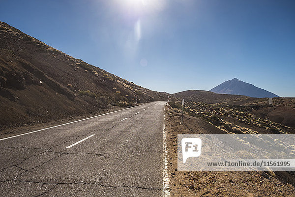 Spanien  Teneriffa  leere Straße in der Region El Teide