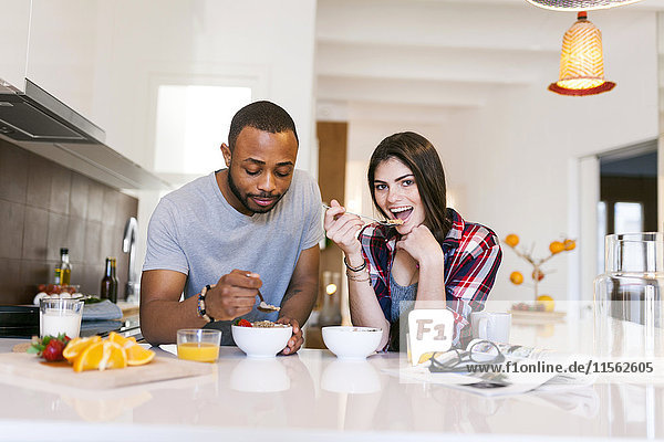 Junges Paar beim Frühstück in der Küche