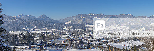Deutschland  Blick nach Oberstdorf im Winter mit Allgäuer Alpen im Hintergrund