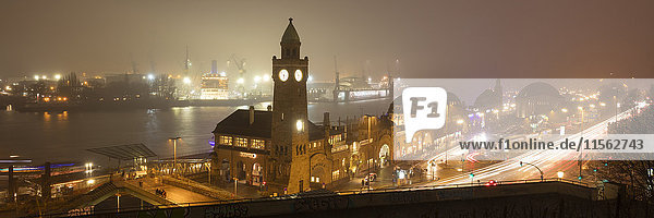 Deutschland,  Hamburg,  Panoramablick auf St. Pauli Landing Stages mit Hafen im Hintergrund bei Nacht