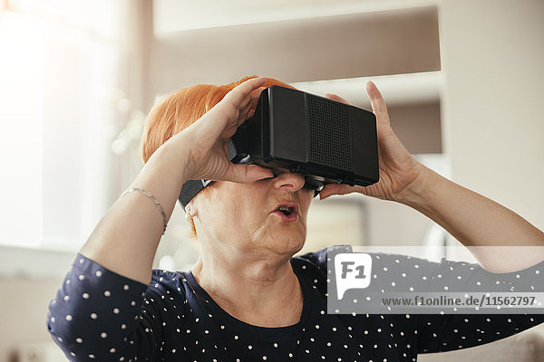 Seniorin zu Hause mit VR-Brille