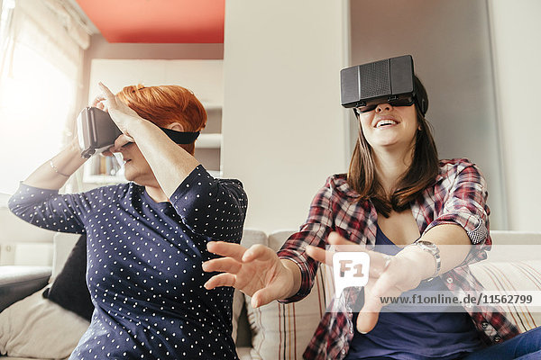 Erwachsene Tochter mit Mutter zu Hause mit VR-Brille