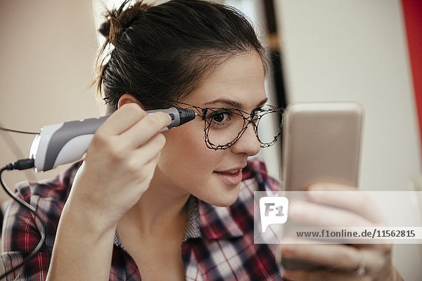 Junge Frau mit Brille  gezeichnet mit 3D-Stift