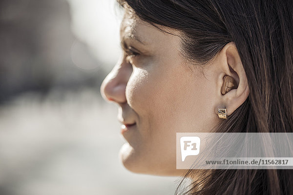 Junge Frau mit Hörgerät  Nahaufnahme