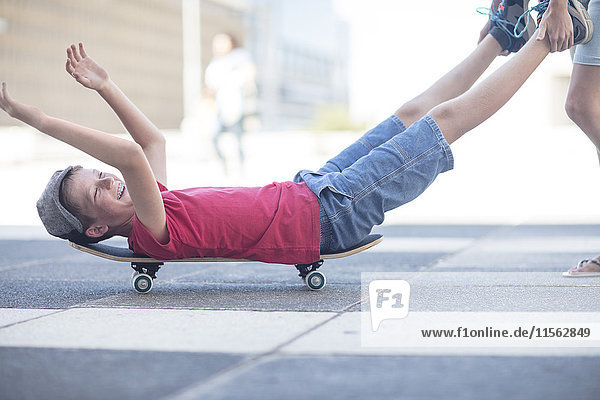 Kinderskateboarden auf der Straße