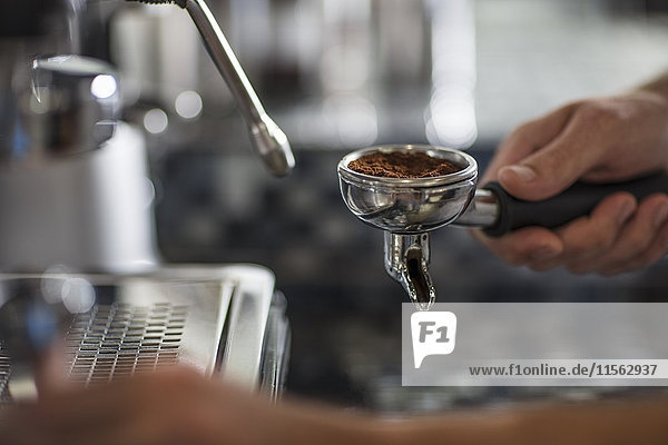 Barista mit Espressomaschine