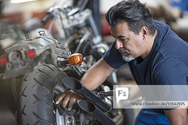Mechanische Reinigung Motorrad in der Werkstatt