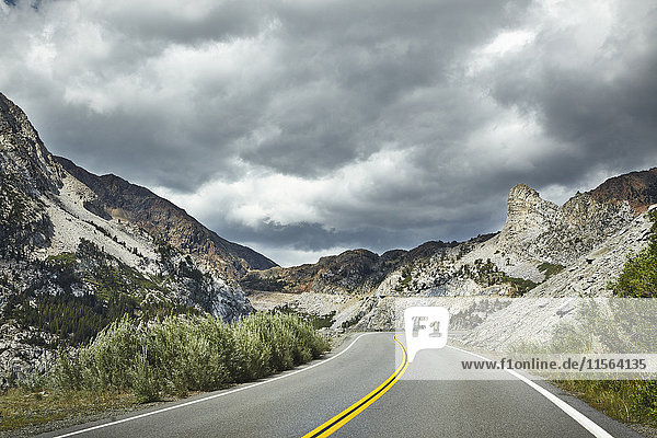 USA Kalifornien Sierra Nevada Winding Road zwischen Bergen