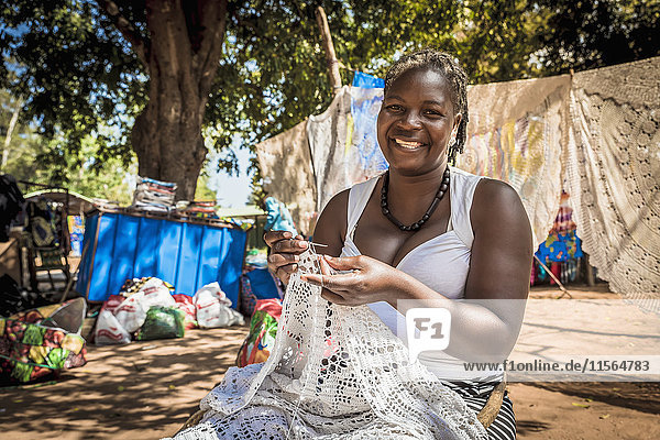 Mosambikanerin beim Spitzenstricken auf der Feira de Artesanato  Flores e Gastronomia im Parque dos Continuadores; Maputo  Mosambik'.
