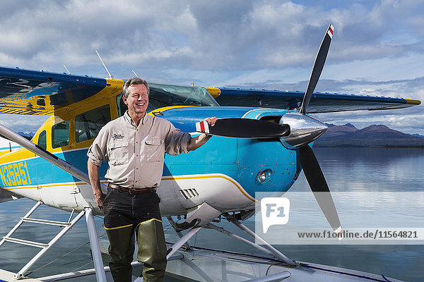 Der Besitzer der Tikchik Narrows Lodge  Bud Hodson  steht vor einem seiner Wasserflugzeuge  Tikchik Lake  Wood-Tikchik State Park  Südwest-Alaska  USA