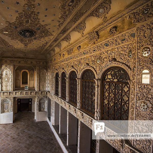 Veranda des Sommerbereichs des historischen Hauses Tabatabaei; Kashan  Provinz Isfahan  Iran .