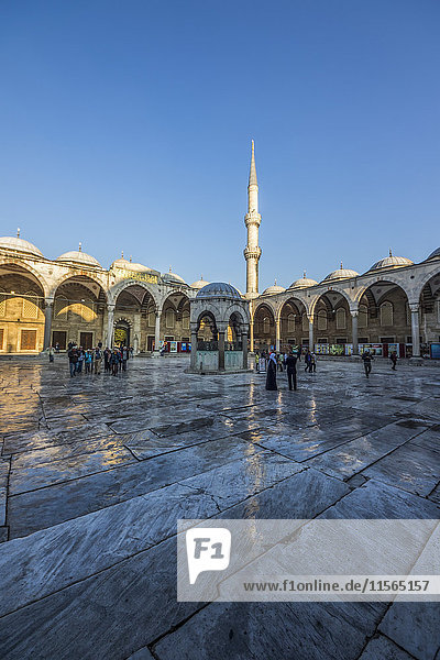 Waschbrunnen im Innenhof der Sultan-Ahmed-Moschee (Blaue Moschee); Istanbul  Türkei'.