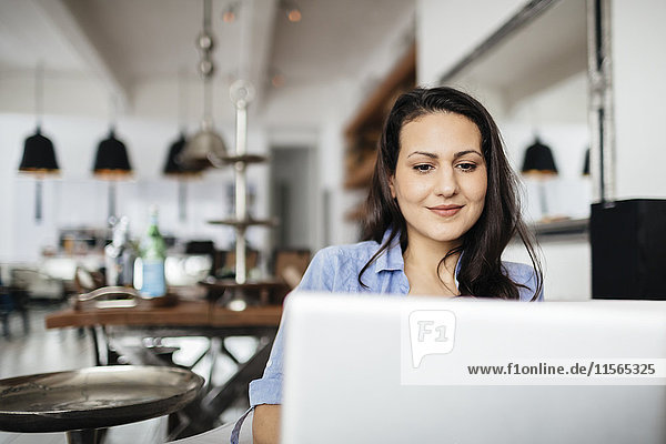 Deutschland Zufriedene Frau mit Computer