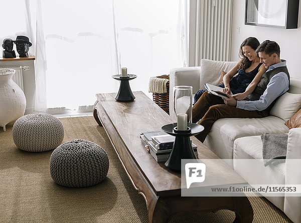 Deutschland Paar sitzend auf Sofa im Wohnzimmer