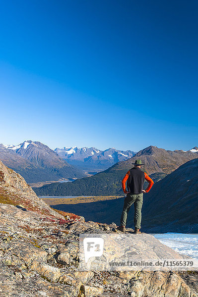 Ein Mann wandert an einem Sommertag in der Nähe eines unbenannten Sees in der Nähe des Harding Icefield Trail im Kenai Fjords National Park  Süd-Zentral-Alaska; Alaska  Vereinigte Staaten von Amerika'.