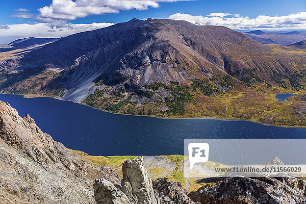 'Wahrzeichen Gap Lake in den Amphitheater Mountains im Herbst; Alaska  Vereinigte Staaten von Amerika'.