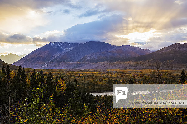 Herbstsonnenuntergang mit Blick auf das als 'Black Rapids' bekannte Gebiet in der Alaska Range entlang des Richardson Highway; Alaska  Vereinigte Staaten von Amerika'.