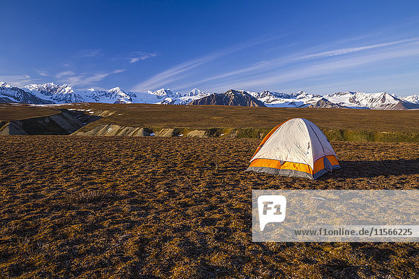Ein Zelt auf offener Tundra in einem abgelegenen Gebiet der Alaska-Kette  in der Nähe des Gakona-Gletschers; Alaska  Vereinigte Staaten von Amerika'.