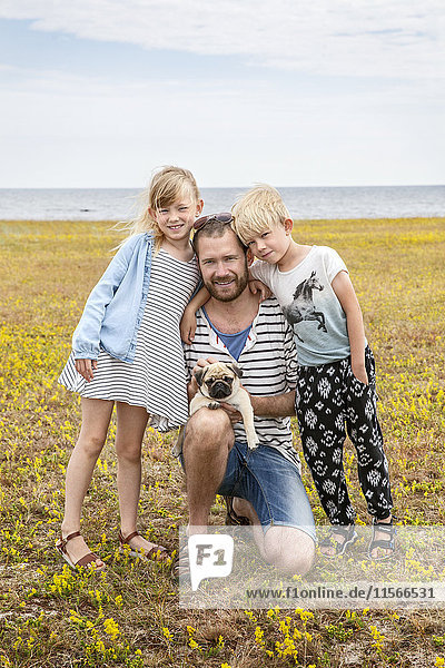 Porträt eines Vaters mit zwei Kindern
