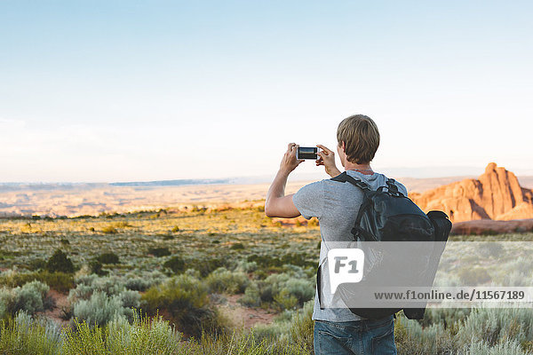 USA Utah Moab Arches National Park Mann fotografiert Landschaft