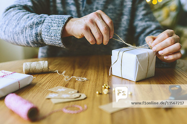 Finnland, Mann verpackt Weihnachtsgeschenke