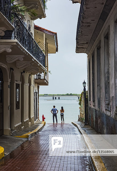Ein junges Paar genießt die Aussicht vom Ende einer Gasse in Casco Viejo  die in die Bucht von Panama mündet; Panama-Stadt  Panama'.