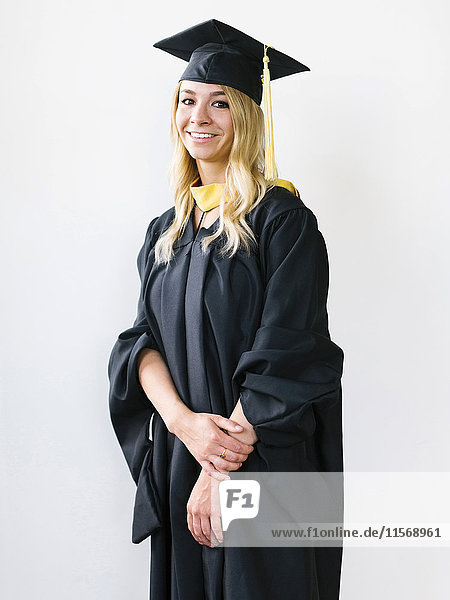 Porträt einer jungen blonden Frau im Abschlusskleid