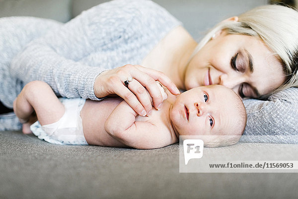 Porträt eines neugeborenen Jungen (0-1 Monate) mit Mutter