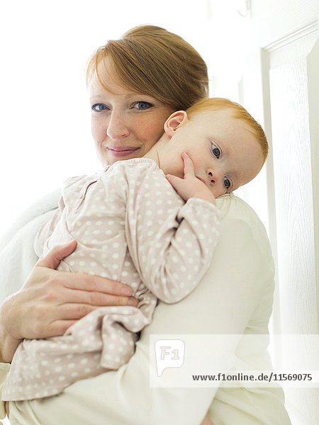 Porträt einer Mutter  die ihre Tochter umarmt ( 12-17 Monate )