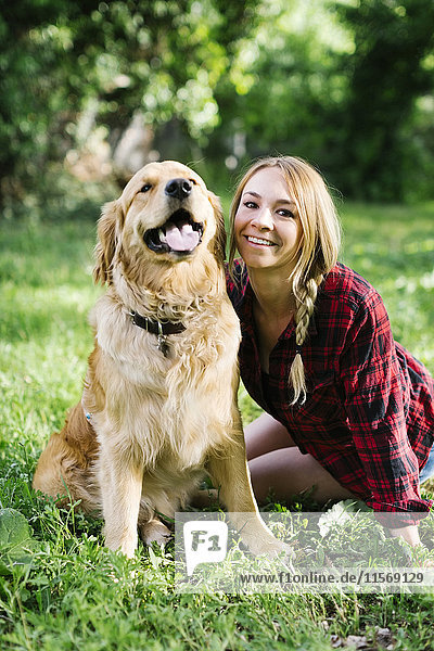 Porträt einer Frau mit Hund in der Natur