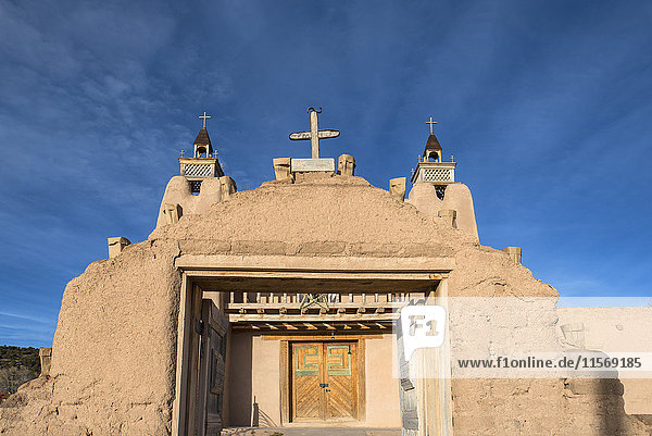 USA  New Mexico  Las Trampas  Fassade der Kirche San Jose de Gracia durch das Tor gesehen