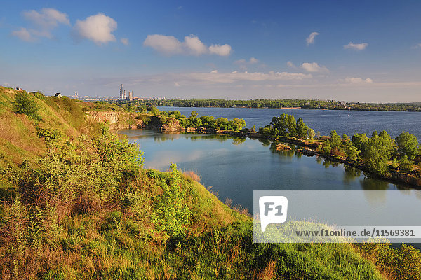 Ukraine  Dnepropetrovsk  Landschaft mit Teich und Fluss an einem sonnigen Tag