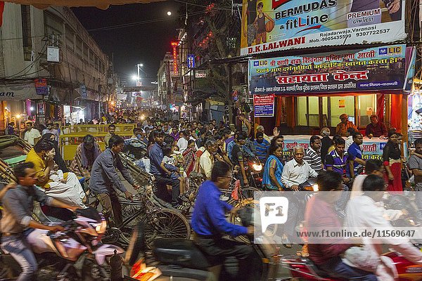 Street scene during rush hour  Varanasi  Uttar Pradesh  India  Asia